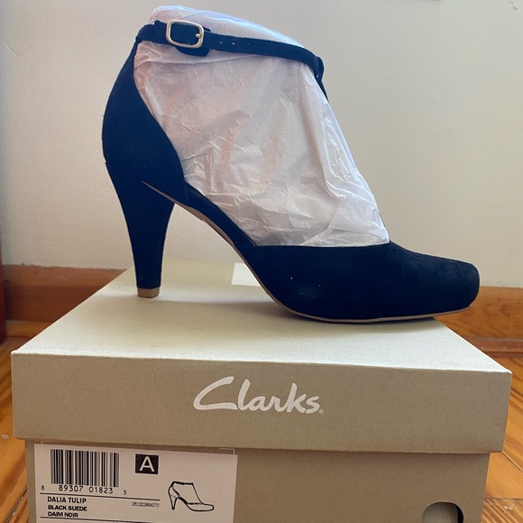 NWT Clarks Dalia Tulip Black Suede Heel Size 9.5 - Picture 4 of 7